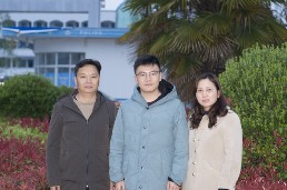 岑辉全家福.jpg