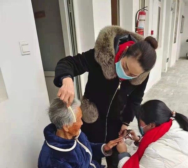 卢英到敬老院帮助老人修剪指甲.jpg