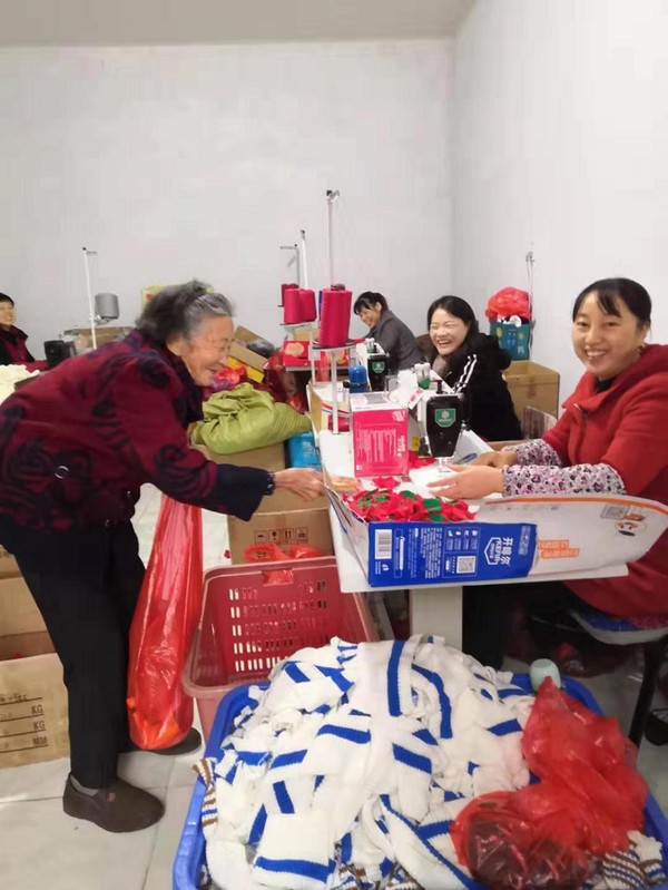 周美芹婆婆别看年纪大了，还是闲不住，没事就去厂里帮帮忙，员工都很喜欢这个老太太.jpg