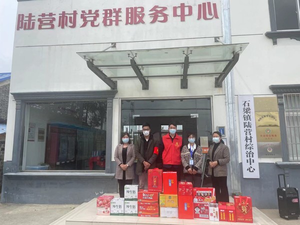 徐明山家庭慰问陆营村疫情防控工作人员.jpg