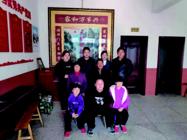 卢国林全家福.jpg